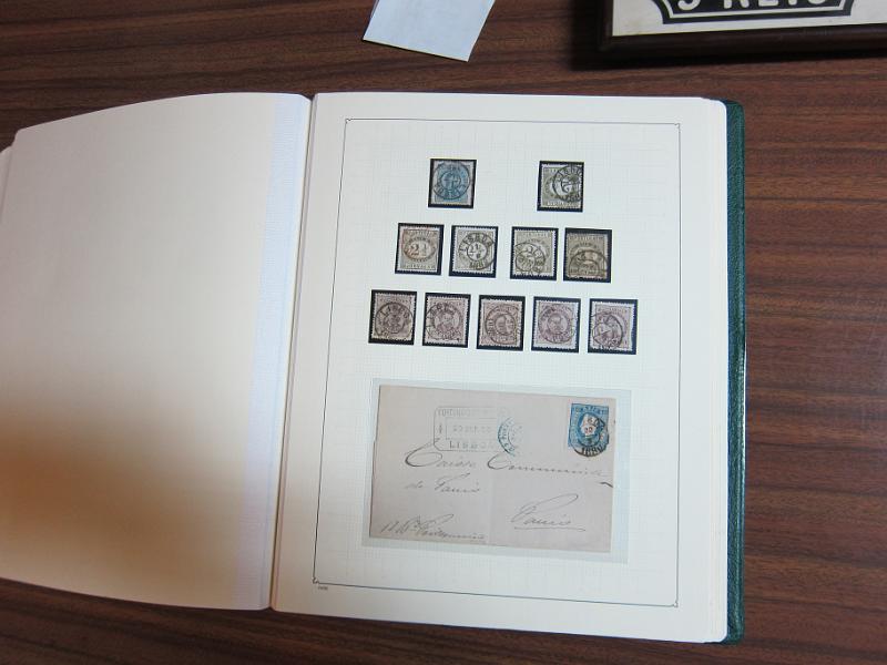 0018 (53).JPG -     Lote:    18      Marcofilia      Lotes Especiais       Descrição:         Portugal &mdash; Colecção especializada em dois álbuns com estudo especializado das marcas de duplo círculo e circulares de Lisboa, com selos de diversas emissões e cartas. Lote a ver.        Lote       Valor Base:     &euro; 1.000,00     Valor Venda:     Retirado     